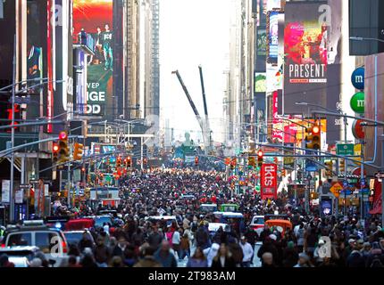 New York, Usa. November 2023. Nach der Besichtigung der Macy's Thanksgiving Day Parade 2023 in New York City am Donnerstag, 23. November 2023, laufen Zuschauer den Broadway entlang. Foto: John Angelillo/UPI Credit: UPI/Alamy Live News Stockfoto