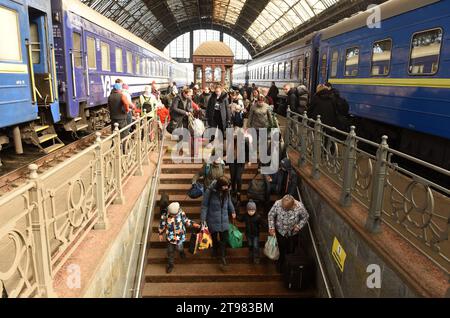 Lemberg, Ukraine - 25. März 2022: Evakuierung im Bahnhof Lemberg. Stockfoto