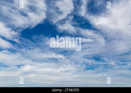 Ein Vollformatfoto von weißen Wolken und blauem Himmel Stockfoto