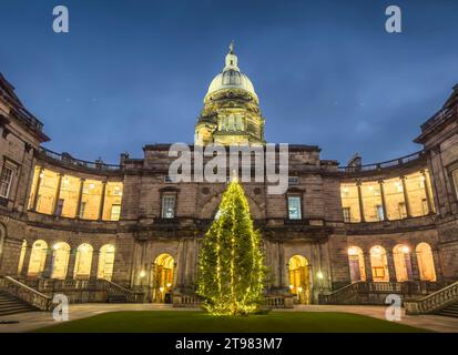 Edinburgh, Großbritannien. November 2023. Wetter, Weihnachten Ein Blick auf den erleuchteten Weihnachtsbaum als Mittelpunkt im historischen Old College Quadrant der University of Edinburgh, South Bridge, Edinburgh, Schottland. Die Statue „Golden Boy“ befindet sich auf der beeindruckenden Kuppel auf dem Old College-Gebäude. Die Edinburgh University zählt kontinuierlich zu den führenden Universitäten in Großbritannien. Bildnachweis: phil wilkinson/Alamy Live News Stockfoto