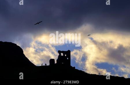 Edinburgh, Großbritannien. November 2023. Wetter, Edinburgh, Schottland Wanderer in der alten St. Anthony's Chapel, die hoch über dem Holyroof Park im Zentrum von Edinburgh, Schottland, liegt. Die St. Anthony's Chapel stammt vermutlich aus den 1300er Jahren oder früher. Bildnachweis: phil wilkinson/Alamy Live News Stockfoto