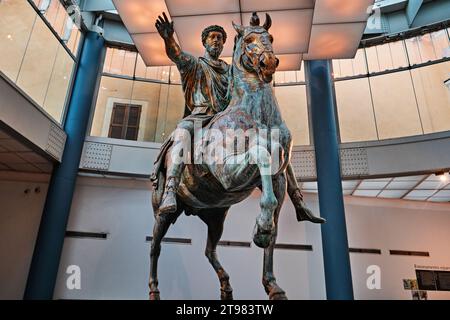 Rom, Italien - Oktober 30 2023: Bronzestatue des Marcus Aurelius im Kapitolinischen Museum Stockfoto