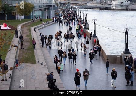Erhöhter Blick auf Menschen, die am 15. November 2023 in London, Großbritannien, auf dem Weg entlang der Themse in More London spazieren. Stockfoto