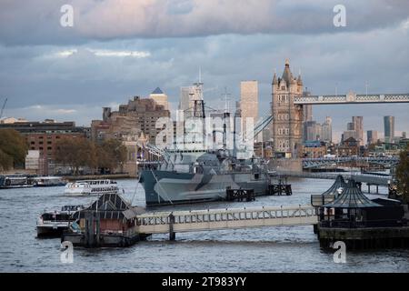 HMS Belfast an der Themse am 15. November 2023 in London, Vereinigtes Königreich. Die HMS Belfast ist ein Museumsschiff, das dauerhaft in London an der Themse verankert ist. Sie war ursprünglich ein leichter Kreuzer der Royal Navy und diente während des Zweiten Weltkriegs und des Koreakrieges. Stockfoto