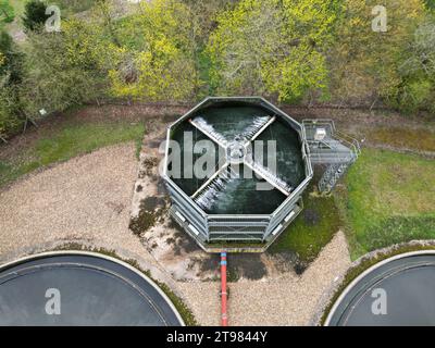 Nahaufnahme der Wasseraufbereitungsanlage Abwasserwerk Saffron Walden Essex UK Luftaufnahme Stockfoto
