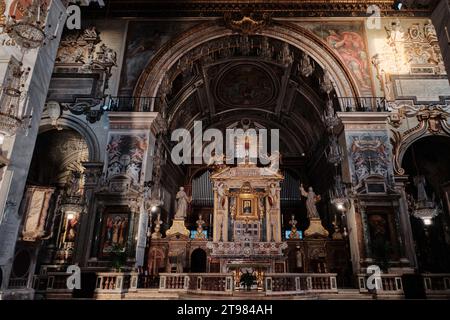Rom, Italien - 4. November 2023: Im Inneren mit antiken Steinbögen steht die Basilika Santa Maria in Aracoeli auf dem Kapitolshügel Stockfoto