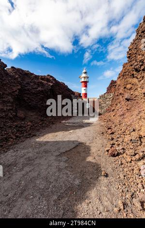 Hochauflösendes, skurriles Reisebild des Leuchtturms Punta de Teno bei gutem Sonnenlicht und negativem Raum, Teneˈɾife; Teneriffa, Kanarische Inseln, Stockfoto