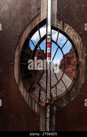 Hochauflösendes, skurriles Reisebild des Leuchtturms Punta de Teno bei gutem Sonnenlicht und negativem Raum, Teneˈɾife; Teneriffa, Kanarische Inseln, Stockfoto
