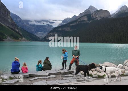 Lake Louise, Alberta, Kanada - 10. August 2023: Touristen in der Nähe von Lake Louise im Banff National Park, Alberta, Kanada. Stockfoto