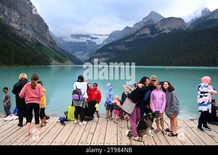 Lake Louise, Alberta, Kanada - 10. August 2023: Touristen in der Nähe von Lake Louise im Banff National Park, Alberta, Kanada. Stockfoto