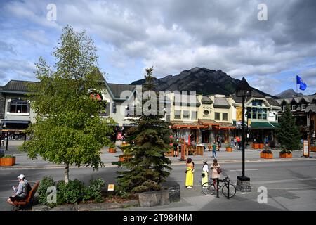 Banff, Alberta, Kanada - 10. August 2023: Central Street die Stadt Banff in Alberta, Kanada. Stockfoto