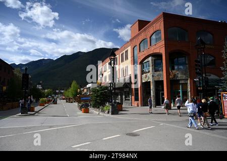 Banff, Alberta, Kanada - 10. August 2023: Central Street die Stadt Banff in Alberta, Kanada. Stockfoto