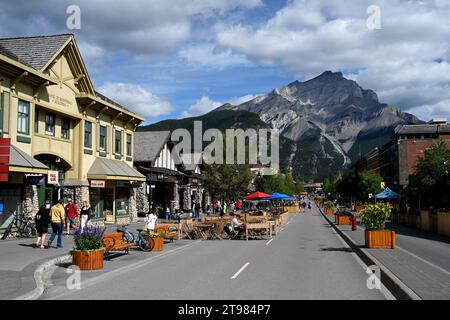 Banff, Alberta, Kanada - 10. August 2023: Central Street die Stadt Banff in Alberta, Kanada. Stockfoto