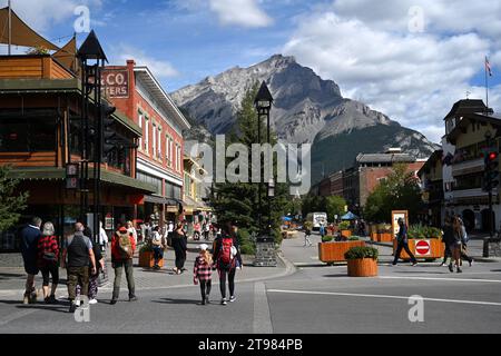 Banff, Alberta, Kanada - 10. August 2023: Central Street die Stadt Banff in Alberta, Kanada. Stockfoto