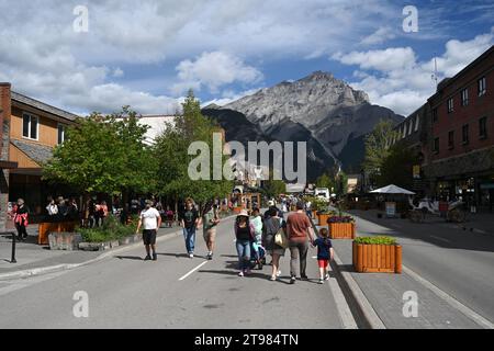 Banff, Alberta, Kanada - 10. August 2023: Central Street die Stadt Banff in Alberta, Kanada. Stockfoto