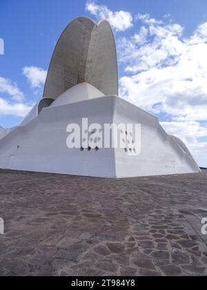 Atemberaubendes architektonisches Gebäude des Auditorio de Tenerife, Auditorium, Santa Cruz de Tenerife, Kanarische Inseln, Spanien, in der weiteren Landschaft Stockfoto