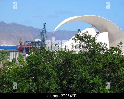 Das architektonisch beeindruckende Auditorio de Teneriffa, Auditorium, Santa Cruz de Teneriffa, Kanarische Inseln, Spanien in seiner weiten Landschaft im guten Licht Stockfoto