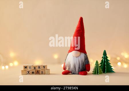 gnome und Frohe weihnachten aus Spielzeugblöcken Stockfoto