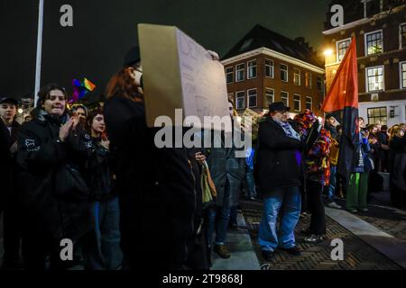 UTRECHT – Anhänger der Antifaschistischen Aktion (Antifa) protestieren rund um das Utrechter Rathaus. Die extreme linke Bewegung, die gegen alle Formen der extremen Rechten agitiert, ist der Ansicht, dass man nicht akzeptieren sollte, dass die PVV die größte Partei geworden ist. ANP ROBIN VAN LONKHUIJSEN niederlande aus - belgien aus Stockfoto