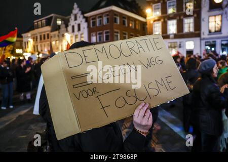 UTRECHT – Anhänger der Antifaschistischen Aktion (Antifa) protestieren rund um das Utrechter Rathaus. Die extreme linke Bewegung, die gegen alle Formen der extremen Rechten agitiert, ist der Ansicht, dass man nicht akzeptieren sollte, dass die PVV die größte Partei geworden ist. ANP ROBIN VAN LONKHUIJSEN niederlande aus - belgien aus Stockfoto