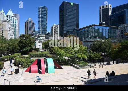 Vancouver, BC, Kanada - 15. August 2023: Menschen auf der Straße in der Innenstadt von Vancouver. Stockfoto