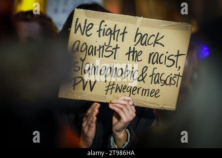 UTRECHT – Anhänger der Antifaschistischen Aktion (Antifa) protestieren rund um das Utrechter Rathaus. Die extreme linke Bewegung, die gegen alle Formen der extremen Rechten agitiert, ist der Ansicht, dass man nicht akzeptieren sollte, dass die PVV die größte Partei geworden ist. ANP ROBIN VAN LONKHUIJSEN niederlande aus - belgien aus Stockfoto