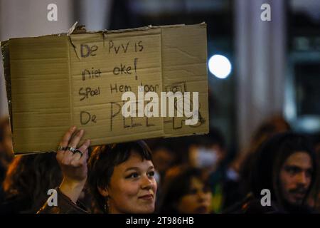 UTRECHT – Anhänger der Antifaschistischen Aktion (Antifa) protestieren rund um das Utrechter Rathaus. Die extreme linke Bewegung, die gegen alle Formen der extremen Rechten agitiert, ist der Ansicht, dass man nicht akzeptieren sollte, dass die PVV die größte Partei geworden ist. ANP ROBIN VAN LONKHUIJSEN niederlande aus - belgien aus Stockfoto