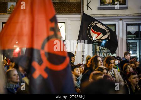 UTRECHT – Anhänger der Antifaschistischen Aktion (Antifa) protestieren rund um das Utrechter Rathaus. Die extreme linke Bewegung, die gegen alle Formen der extremen Rechten agitiert, ist der Ansicht, dass man nicht akzeptieren sollte, dass die PVV die größte Partei geworden ist. ANP ROBIN VAN LONKHUIJSEN niederlande aus - belgien aus Stockfoto