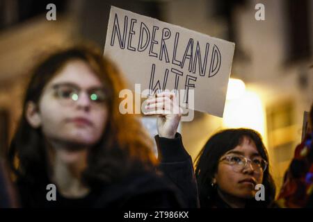 UTRECHT – Anhänger der Antifaschistischen Aktion (Antifa) protestieren rund um das Utrechter Rathaus. Die extreme linke Bewegung, die gegen alle Formen der extremen Rechten agitiert, ist der Ansicht, dass man nicht akzeptieren sollte, dass die PVV die größte Partei geworden ist. ANP ROBIN VAN LONKHUIJSEN niederlande aus - belgien aus Stockfoto