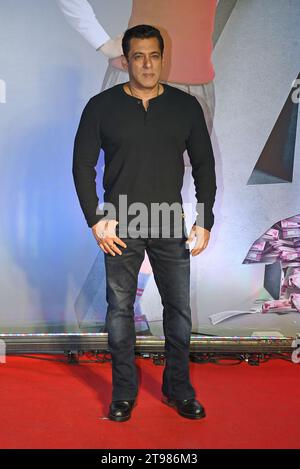 Mumbai, Indien. November 2023. Der Bollywood-Schauspieler Salman Khan posiert für ein Foto bei der Premiere des kommenden Films „Farrey“ in Mumbai. Der Film wird am 24. November 2023 in den Kinos veröffentlicht. Quelle: SOPA Images Limited/Alamy Live News Stockfoto