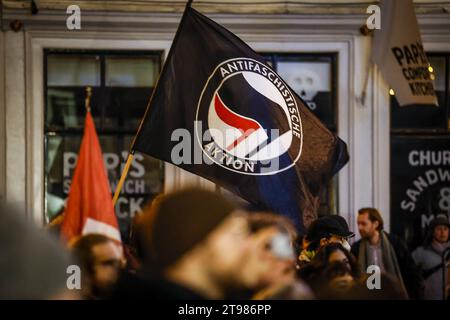 UTRECHT – Anhänger der Antifaschistischen Aktion (Antifa) protestieren rund um das Utrechter Rathaus. Die extreme linke Bewegung, die gegen alle Formen der extremen Rechten agitiert, ist der Ansicht, dass man nicht akzeptieren sollte, dass die PVV die größte Partei geworden ist. ANP ROBIN VAN LONKHUIJSEN niederlande aus - belgien aus Stockfoto