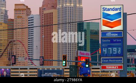 Tankstelle mit hohen Gaspreisen in Las Vegas - LAS VEGAS, USA - OKTOBER 31. 2023 Stockfoto