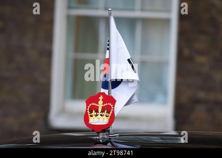 London, Großbritannien. November 2023. Eine südkoreanische Flagge wird am 22. November 2023 in der Downing Street in London vor einem bilateralen Treffen auf dem Fahrzeug des Präsidenten Südkoreas gesehen. Quelle: SOPA Images Limited/Alamy Live News Stockfoto