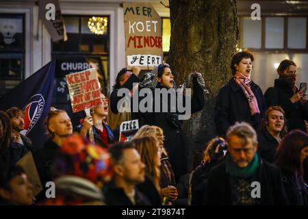 UTRECHT – Anhänger der Antifaschistischen Aktion (Antifa) protestieren rund um das Utrechter Rathaus. Die extreme linke Bewegung, die gegen alle Formen der extremen Rechten agitiert, ist der Ansicht, dass man nicht akzeptieren sollte, dass die PVV die größte Partei geworden ist. ANP ROBIN VAN LONKHUIJSEN niederlande aus - belgien aus Stockfoto