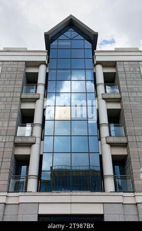 DUBLIN, Irland - 5. August 2023: Nahaufnahme der Fassade eines eleganten modernen Gebäudes Stockfoto