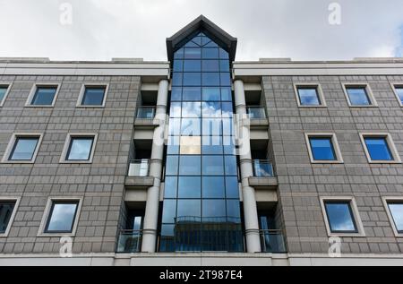 DUBLIN, Irland - 5. August 2023: Fassade eines eleganten modernen Gebäudes Stockfoto