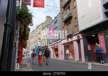 DUBLIN, Irland - 4. August 2023: Straße im Temple Bay Viertel, berühmtes Touristenziel, bekannt für seine kulturellen Einrichtungen und für sein Nachtleben Stockfoto