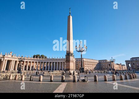 Rom, Italien - 29. Oktober 2023: Obelisk auf dem Petersplatz im Vatikan Stockfoto