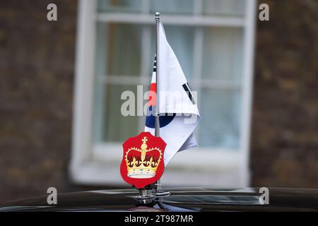 London, Großbritannien. November 2023. Eine südkoreanische Flagge wird am 22. November 2023 in der Downing Street in London vor einem bilateralen Treffen auf dem Fahrzeug des Präsidenten Südkoreas gesehen. (Foto: Tejas Sandhu/SOPA Images/SIPA USA) Credit: SIPA USA/Alamy Live News Stockfoto