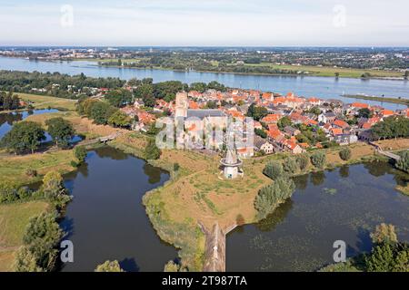 Aus der Vogelperspektive der historischen Stadt Woudrichem am Fluss Merwede in den Niederlanden Stockfoto