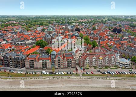 Aus der Vogelperspektive der traditionellen Stadt Hoorn am IJsselmeer in den Niederlanden Stockfoto