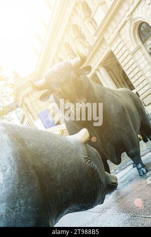 Bär-Bär-Bronzestatuen vor der Frankfurter Börse am Borsenplatz in Frankfurt am Main, Hessen Stockfoto