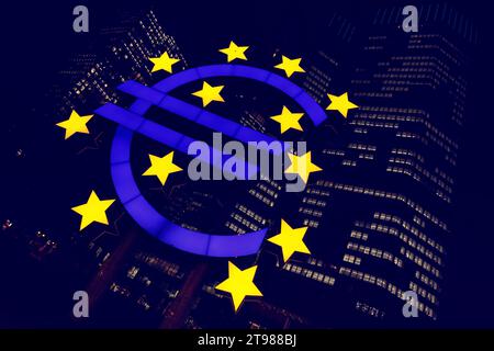 Euro-Symbol vor dem Eurotower am Willy Brandt Platz in Frankfurt am Main, Hessen, Deutschland Stockfoto