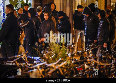 UTRECHT - Gegendemonstratoren bei einer Demonstration von Unterstützern der Antifaschistischen Aktion (Antifa), die um das Utrechter Rathaus protestieren. Die extreme linke Bewegung, die gegen alle Formen der extremen Rechten agitiert, ist der Ansicht, dass man nicht akzeptieren sollte, dass die PVV die größte Partei geworden ist. ANP ROBIN VAN LONKHUIJSEN niederlande aus - belgien aus Stockfoto