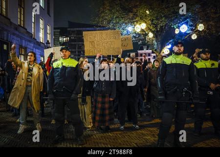 UTRECHT – Anhänger der Antifaschistischen Aktion (Antifa) protestieren rund um das Utrechter Rathaus. Die extreme linke Bewegung, die gegen alle Formen der extremen Rechten agitiert, ist der Ansicht, dass man nicht akzeptieren sollte, dass die PVV die größte Partei geworden ist. ANP ROBIN VAN LONKHUIJSEN niederlande aus - belgien aus Stockfoto