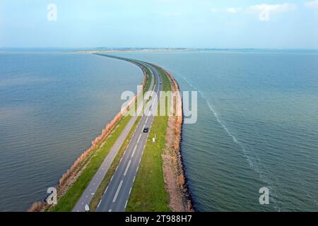 Luftaufnahme vom Deich nach Marken am IJsselmeer in den Niederlanden Stockfoto