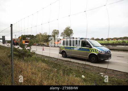 Die A2 bleibt zwischen Burg und Theeßen gesperrt. Hinter der Ausfahrt Thesen - Drewitz in Richtung Hannover war in der Nacht zum Mittwoch ein LKW in Folge eines Unfalls umgekippt. Zwei Personen kamen bei dem Unfall ums Leben. *** Die A2 bleibt zwischen Burg und Theeßen geschlossen hinter der Ausfahrt Thesen Drewitz in Richtung Hannover, ein Lkw kippte bei einem Unfall am Mittwochabend kamen zwei Menschen beim Unfall ums Leben Credit: Imago/Alamy Live News Stockfoto