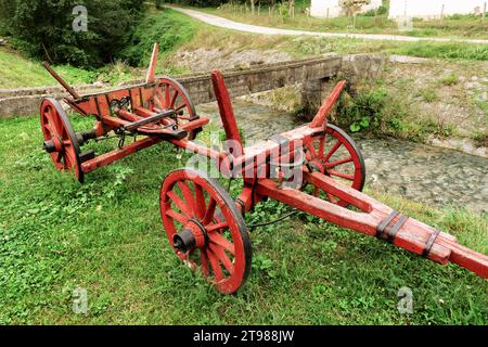 Struktur eines alten hölzernen Vierrad-Bauernwagens im Kloster Raca, Serbien Stockfoto