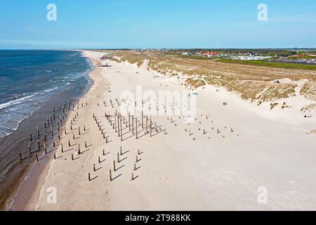 Drohnenblick auf das Polendorf am Strand in der Nähe von Petten, Niederlande Stockfoto