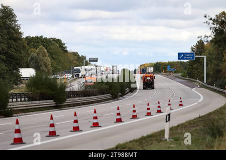 Die A2 bleibt zwischen Burg und Theeßen gesperrt. Hinter der Ausfahrt Thesen - Drewitz in Richtung Hannover war in der Nacht zum Mittwoch ein LKW in Folge eines Unfalls umgekippt. Zwei Personen kamen bei dem Unfall ums Leben. *** Die A2 bleibt zwischen Burg und Theeßen geschlossen hinter der Ausfahrt Thesen Drewitz in Richtung Hannover, ein Lkw kippte bei einem Unfall am Mittwochabend kamen zwei Menschen beim Unfall ums Leben Credit: Imago/Alamy Live News Stockfoto